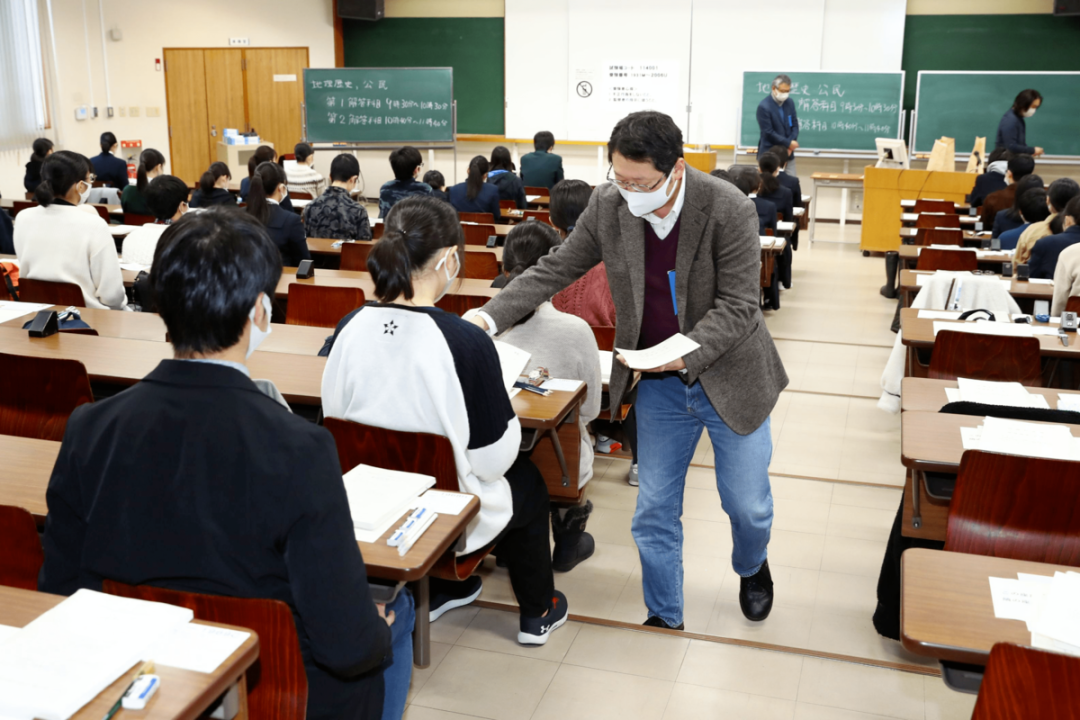 日本留学_2024年日本大学入学共通测试，32年来报考人数首次跌破50万人！